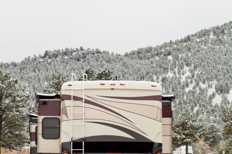 Camping-car stationné sous une housse de protection pendant l’hiver.